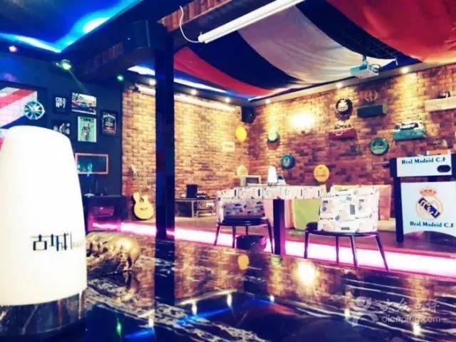 西安城墙从哪道门出去有美食街,西安城墙有个当地美食像肥肠一样