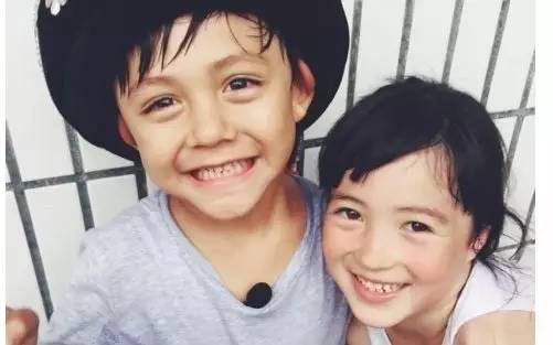 刘烨一家四口颜值照片,刘烨丑不丑