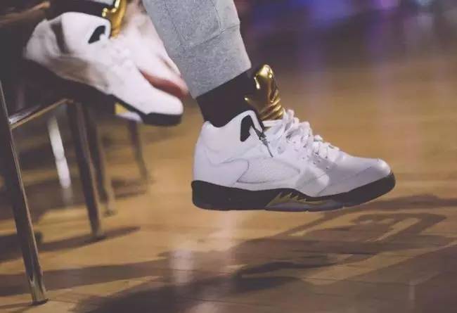 看上去很有钱的鞋子,看起来有钱又干净白色鞋