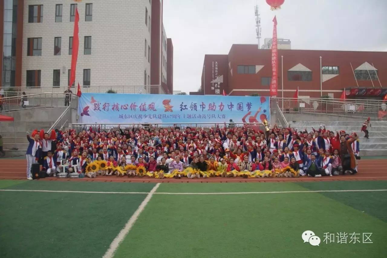 建队日红领巾该怎么拿,红领巾集结