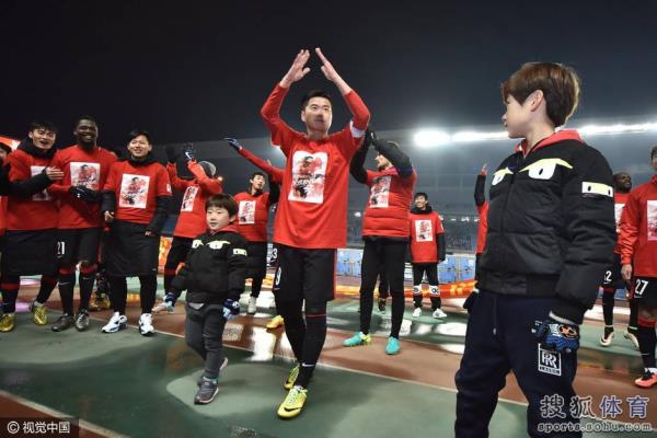 辽足欢庆保级肇俊哲光荣退役被队友抛起