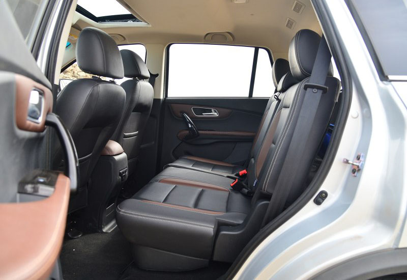 12.9寸大屏还带车载WIFI，这车4米7全系七座顶配才十万