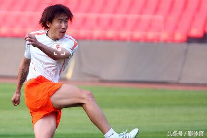 因乌龙球他被载入史册美艳娇妻为训练其脚法甘当人墙