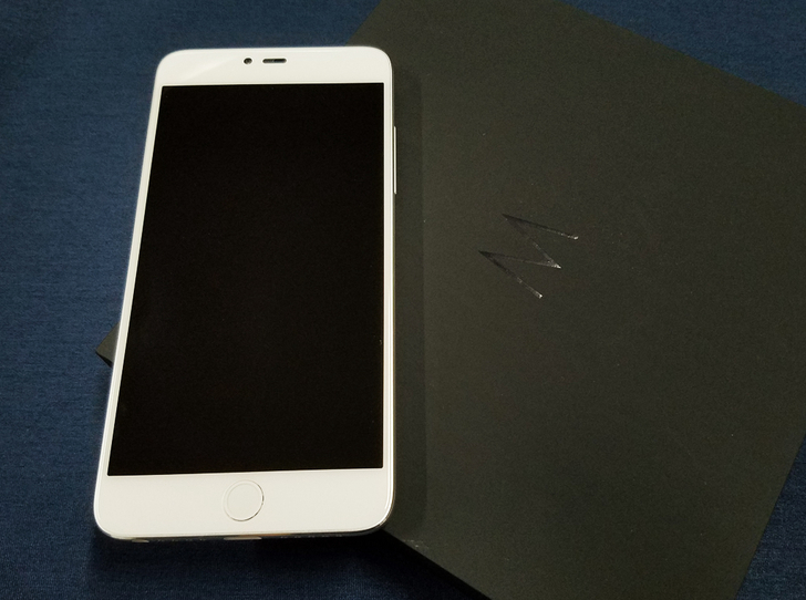 表妹夸我的iPhone真好看，没好意思说这手机叫锤子