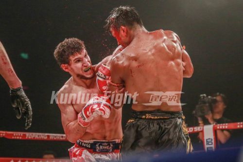 播求被一拳击倒,播求惨遭铁肘爆头