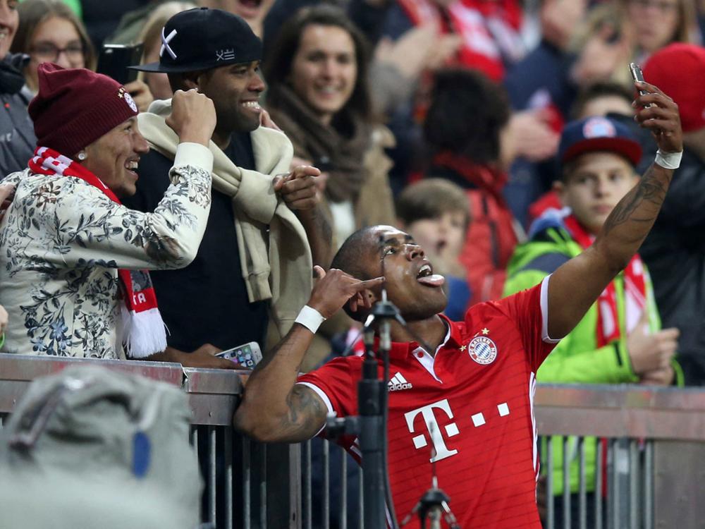 科斯塔进球时肘击佩佩,科斯塔点球破门视频