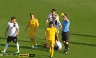 动作夸张搞笑的足球裁判,足坛中与裁判的十个搞笑瞬间