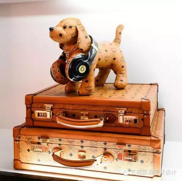 mcm铆钉链条包的铆钉是什么材质的,mcm粉色牛皮包