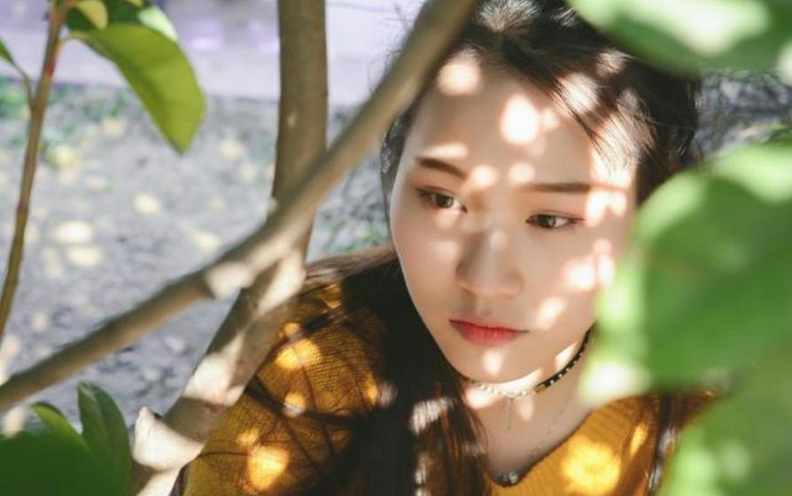 小说：她刚走进会场，昔日对手就过来敬酒，祝词里却都是*辱侮**讽刺