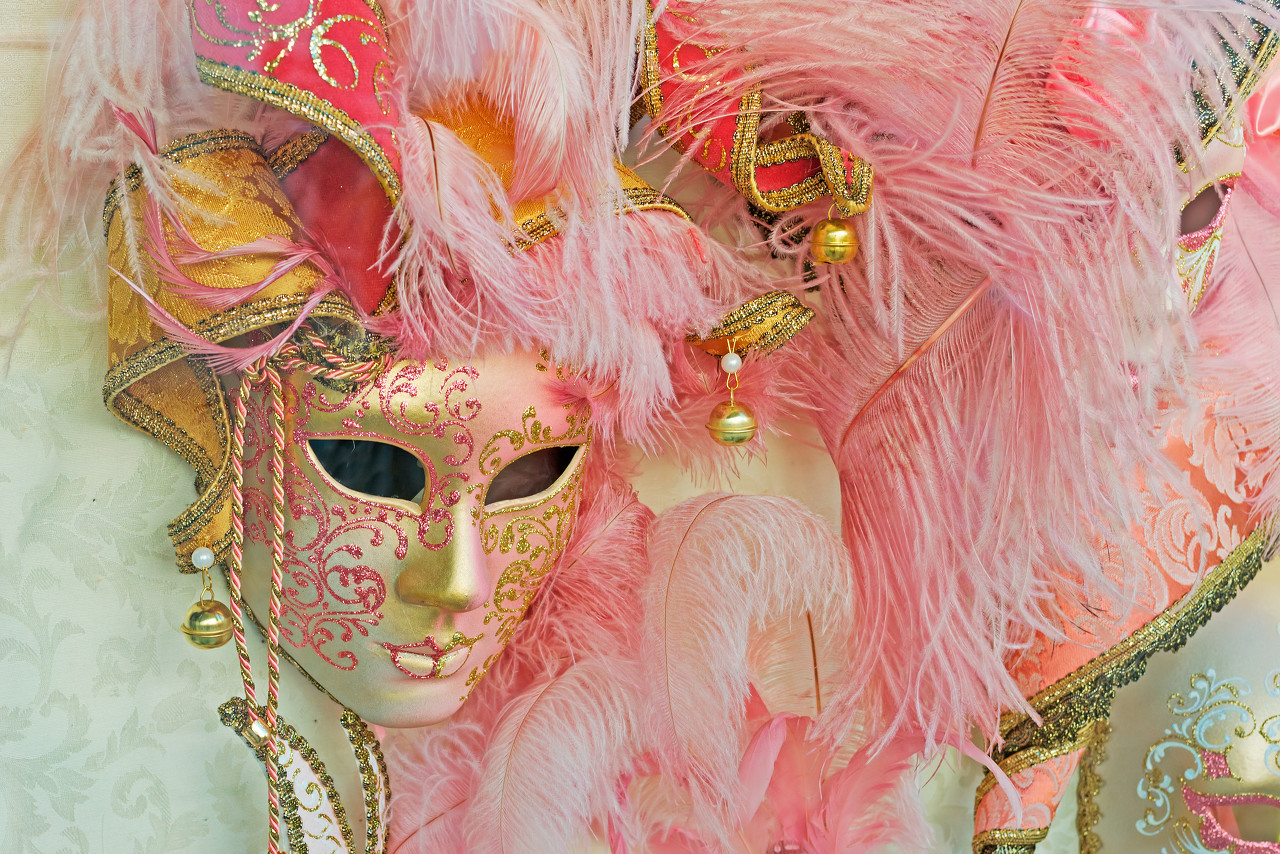 故事：他原来是一个武功高强之人，却功力尽失，被人追踪