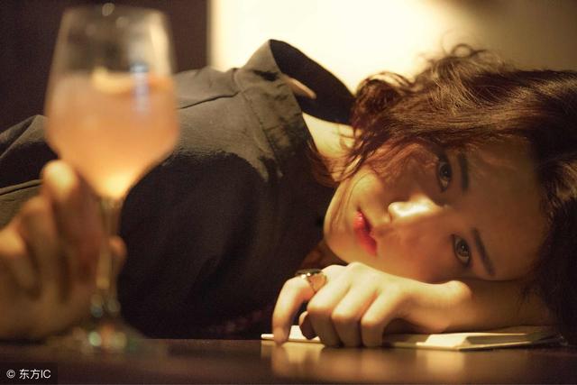 小说：富二代掏20万教训混混，对方反手给他一耳光：你很有钱？