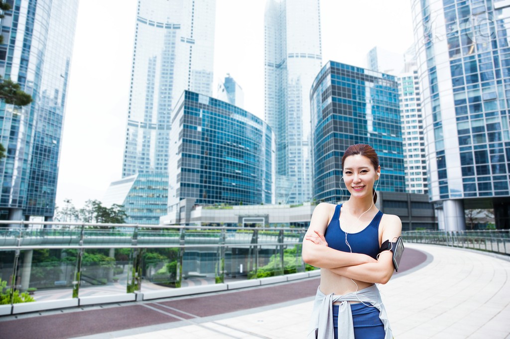 小说：学校的混混老大要揍他，他踢到对方的肚子，对方直接飞翔