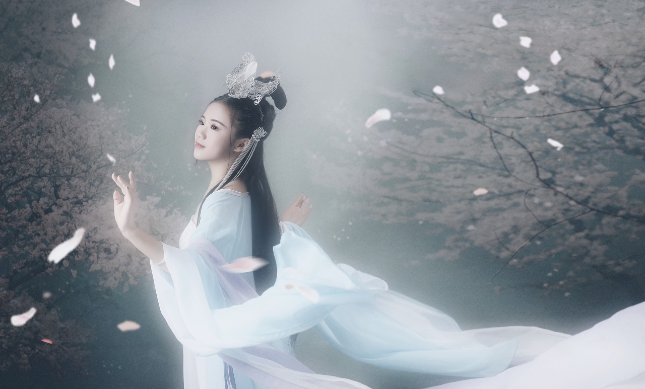 故事：想称霸世界？先召唤一个东方不败护法