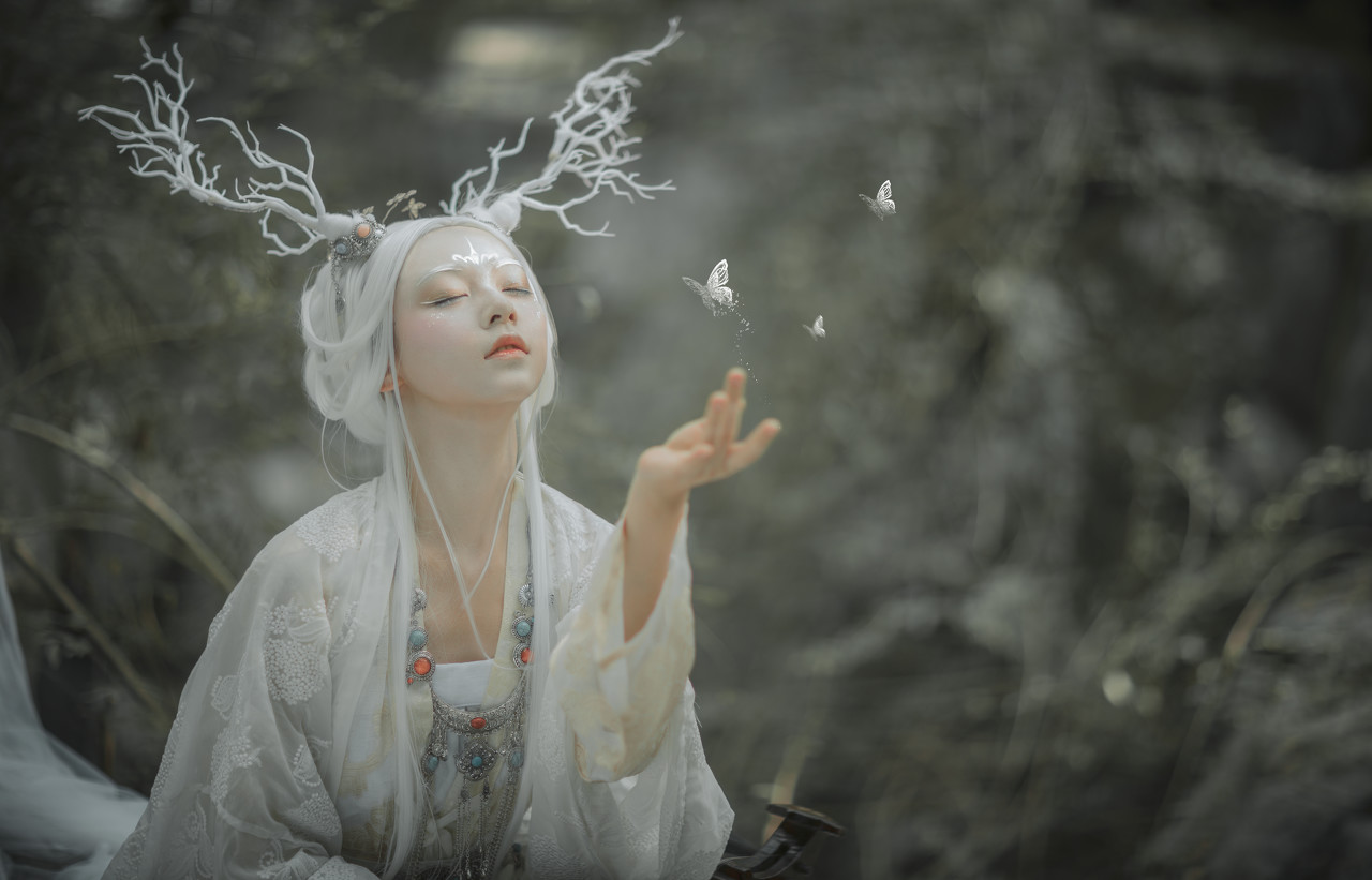 小说：四位修士追杀，凡人小伙命悬一线，关键时血箭飞了出来