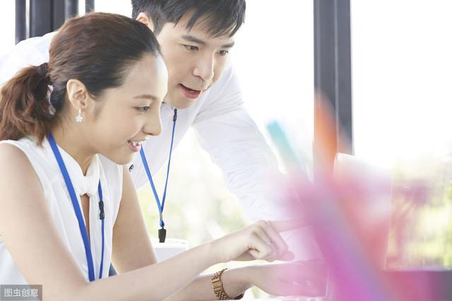 小说：美女跟男友分手，男友不甘心去办公室找美女，刚好遇上小伙