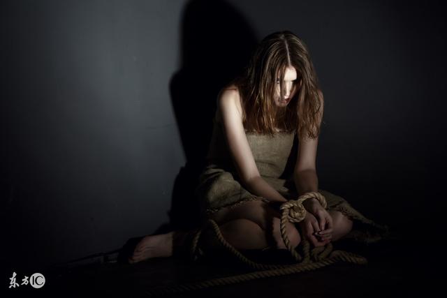 故事:男主替人去守桥,半夜发现一堆人把一个女人从桥上往下扔