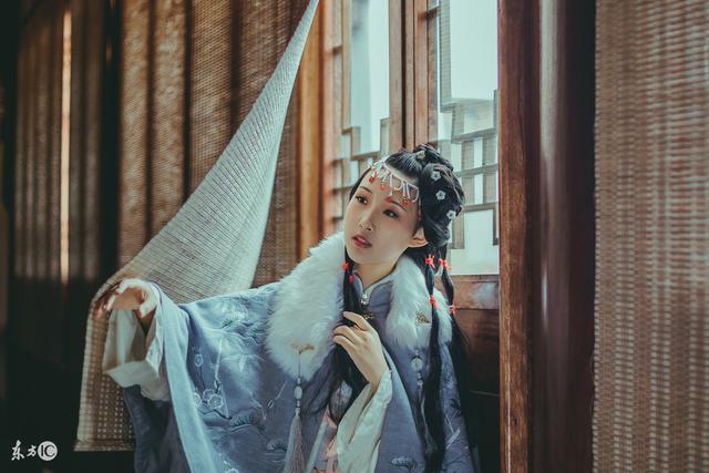 小说：她在花园中闲逛时，询问贴身婢女自己失忆前的种种往事