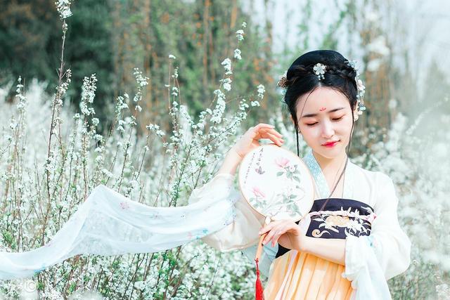 小说：末世来临，网络上传出丧尸视频，专家却辟谣说是游戏宣传