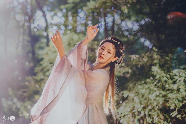 小说：世子的妹妹太可爱，丑女拿一百万给她购物，把世子吓得大喊