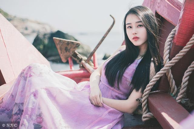 小说：嫁进豪门后，她带傻子丈夫回门，他刚到家里就差点摔了一跤