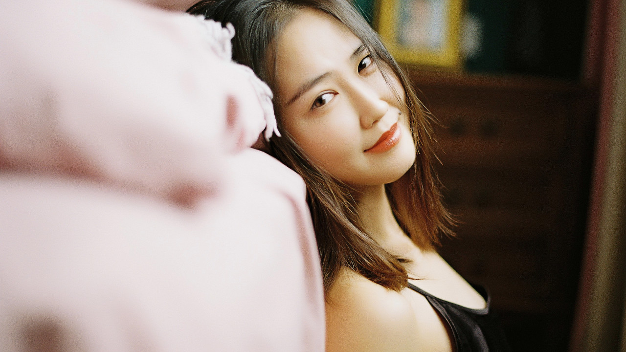 小说：当红歌手找影帝探班，对新人女演员感兴趣，影帝：她是我的