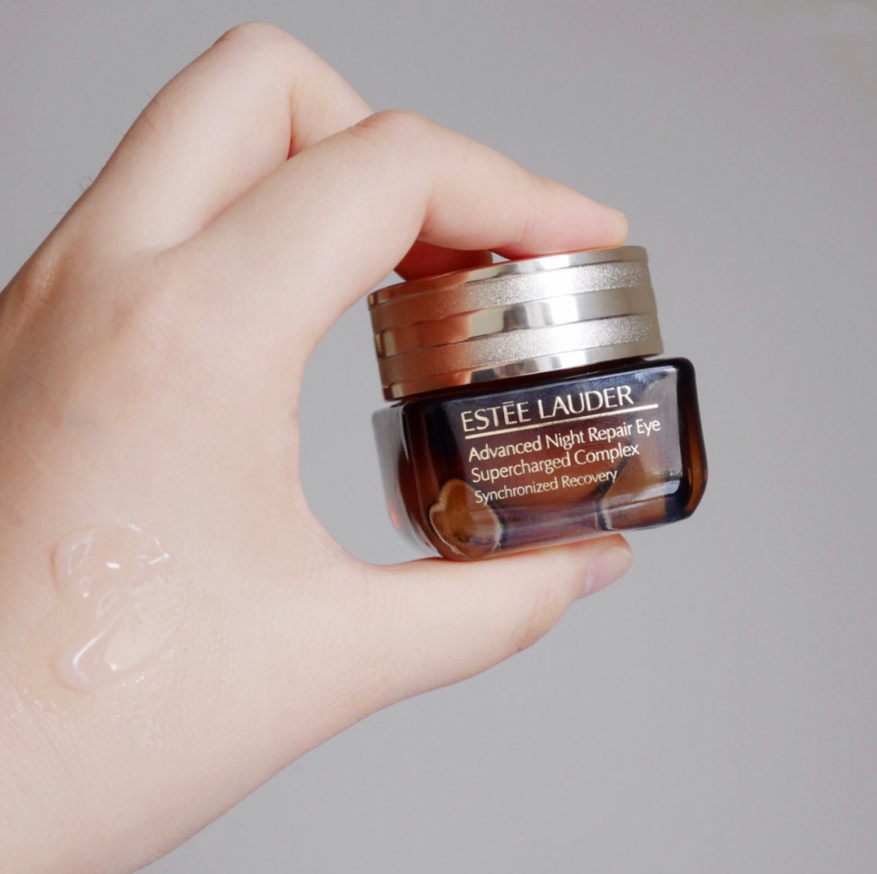 眼霜是大牌的好还是一般的好,普通眼霜跟功效型的眼霜的区别