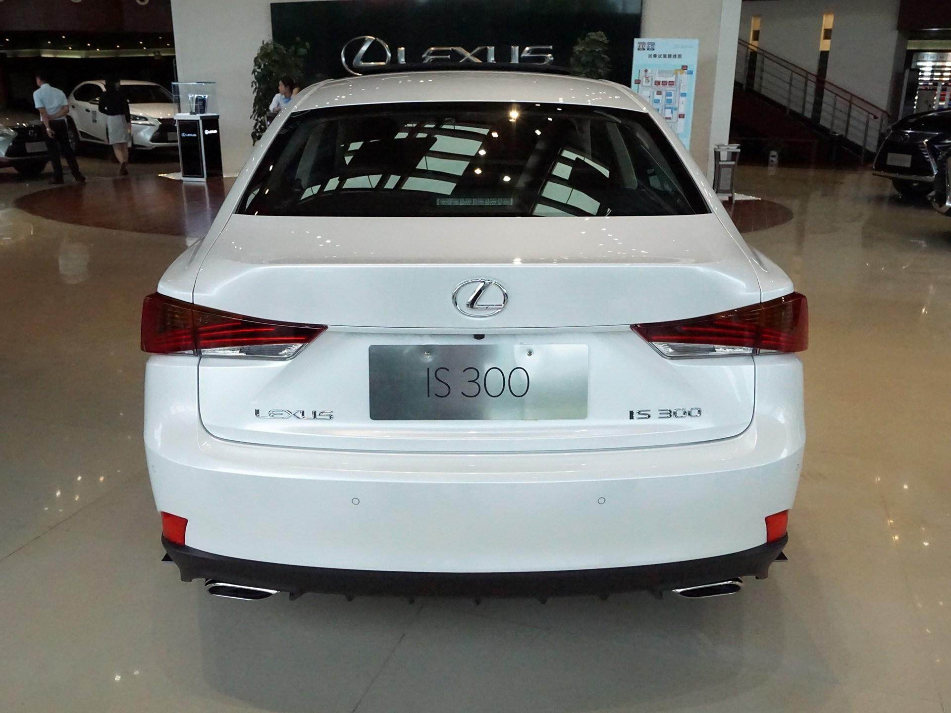 当年新车卖不动，如今大家抢着要的进口豪车，实拍雷克萨斯IS