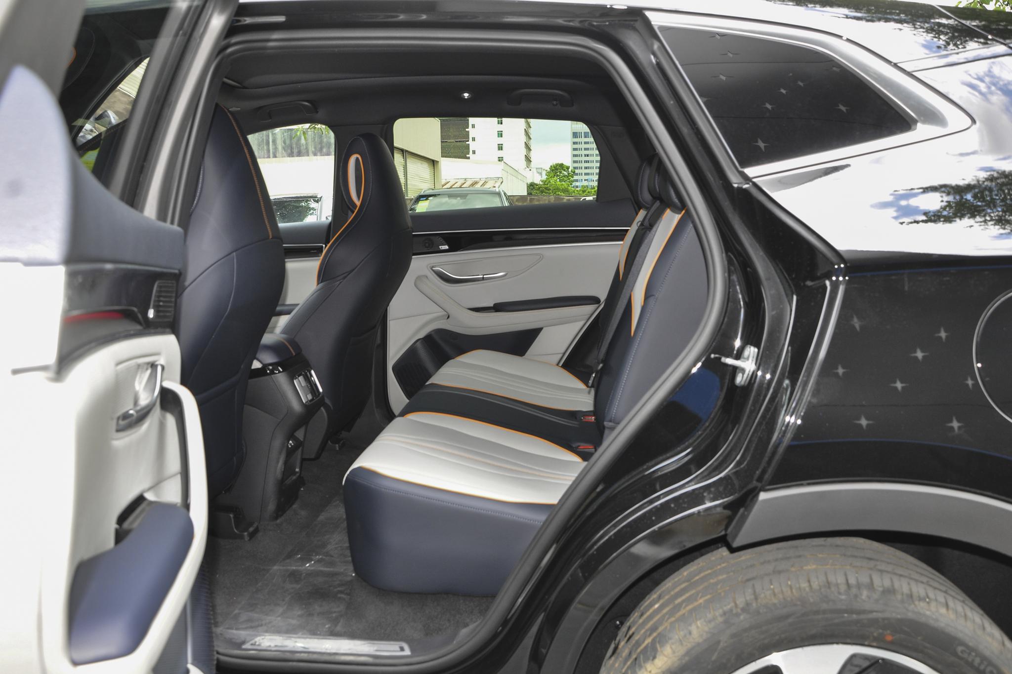 新能源汽车插电混动车型,电动车涨价后哪个更值得买