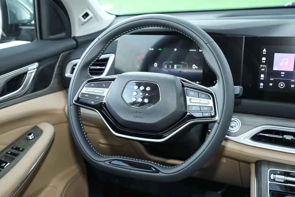 售价13.99万起，两种座椅布局，配比亚迪混动系统，蓝电E5上市