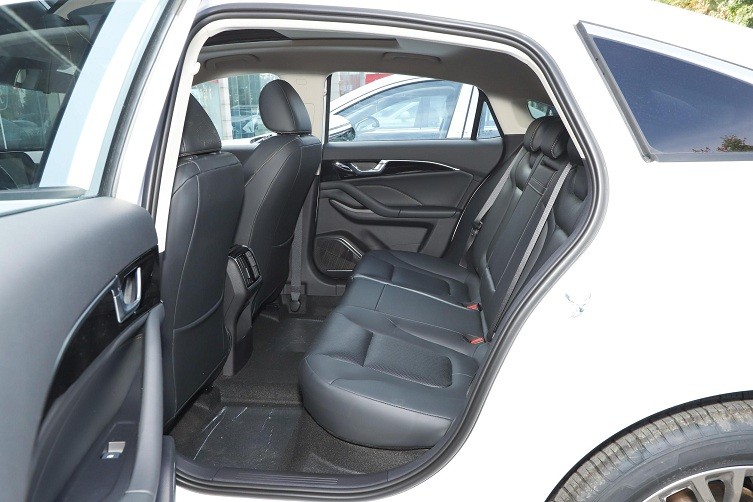 颜值高一汽奔腾b70,四代奔腾b702.0T顶配测评