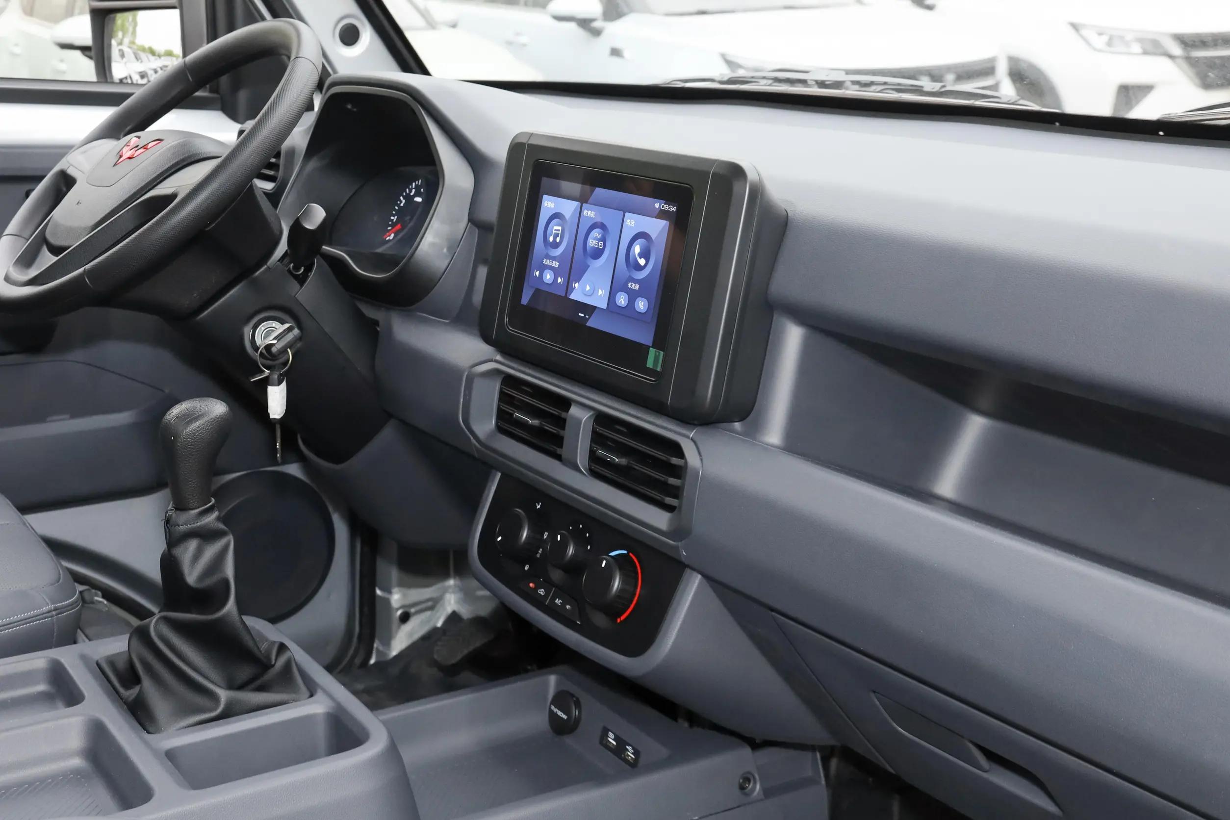 五菱龙卡，定位微卡，车长5.64米，货箱长3.8米，载货能力讨喜