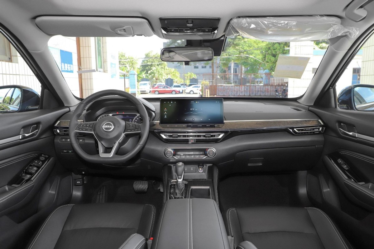 日产天籁:提供两套动力,配置丰富实用,百公里油耗6.4L?