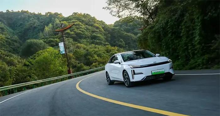 银河l6新款2024落地价,银河l6性能家轿的新代名词