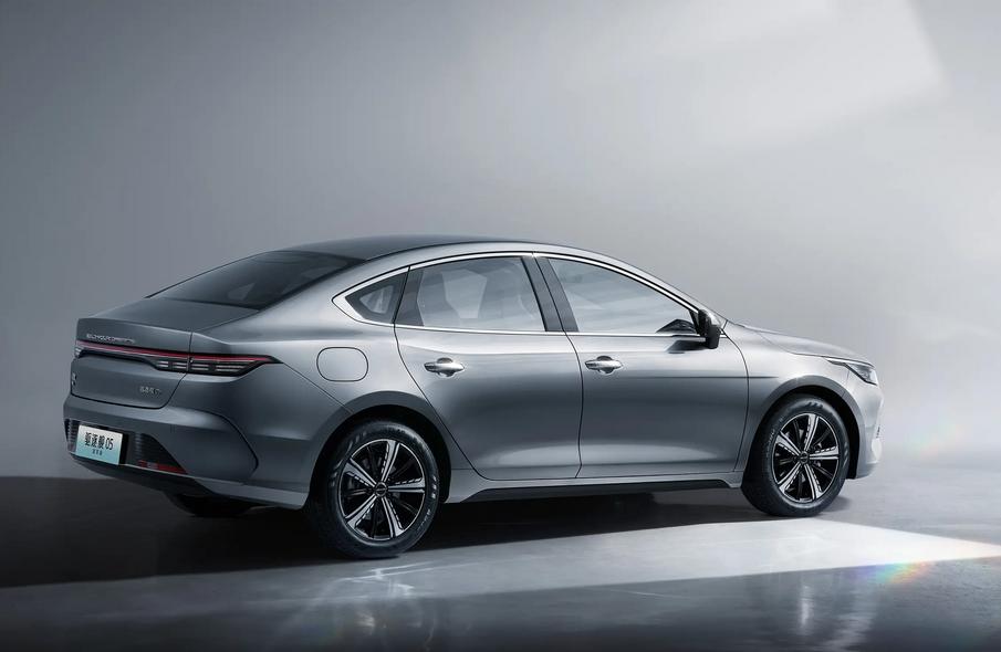 比亚迪驱逐舰05款和大众速腾对比,预算十万买比亚迪还是吉利