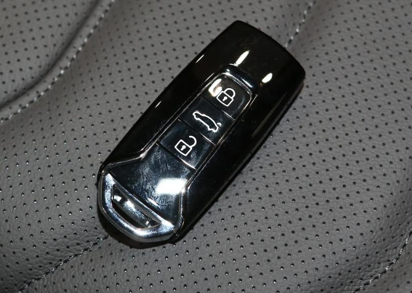 即将发布新款大众途锐实车曝光,2019款大众途锐对比2015年宝马x5