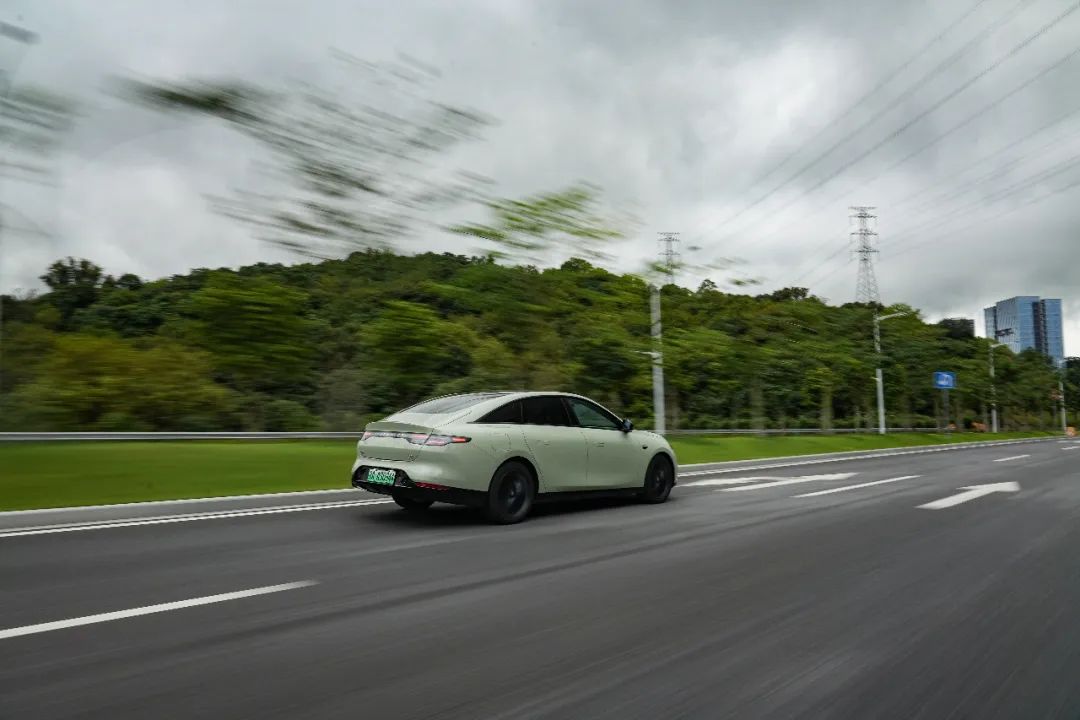 又好开又省油的零跑c01增程版来了,14.98万的零跑c01测评