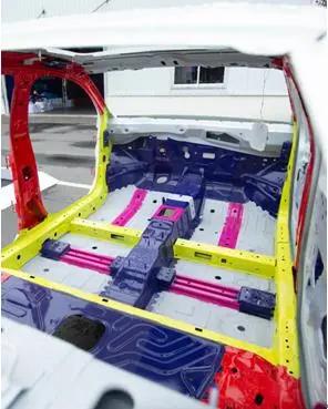 巨型弹弓撕扯仍正常驾驶不愧是家轿卷王