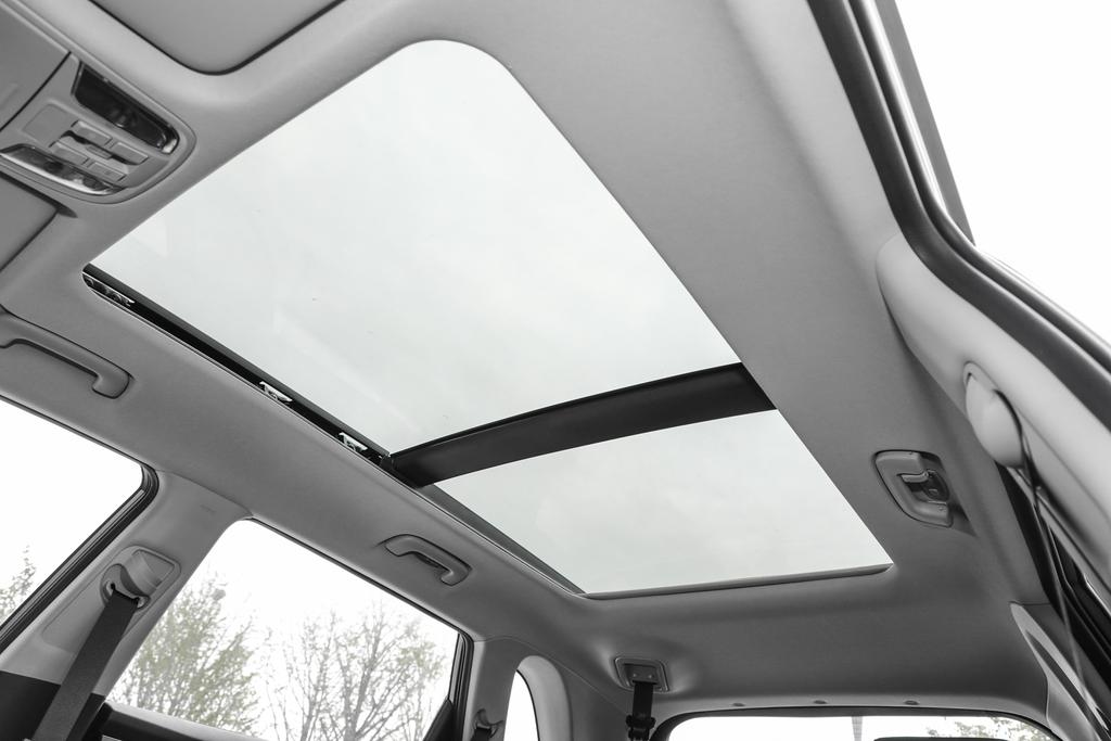 澎湃动力顶级性能,东风起亚小型suv智跑试驾