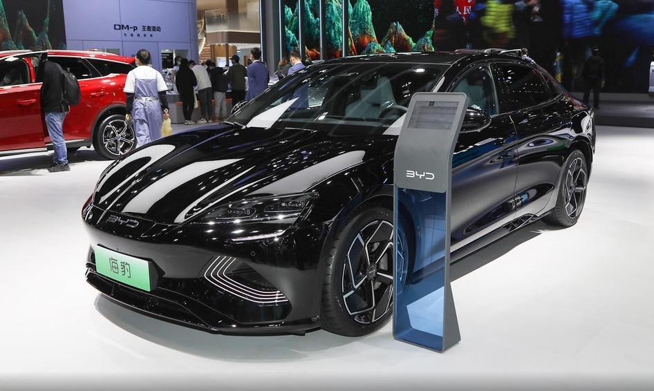 海豹dmi对比插混雅阁,20万买雅阁跟帕萨特怎么选