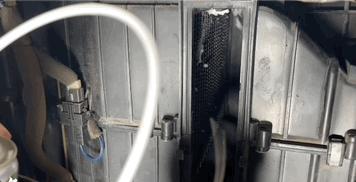 为什么车子一开空调就有一股臭味,新买立式空调有股酸臭味怎么解决