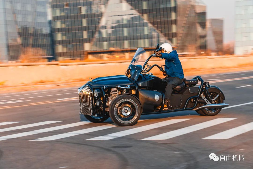 北京路威蓝盾倒三轮摩托车,把车引擎塞到小汽车上