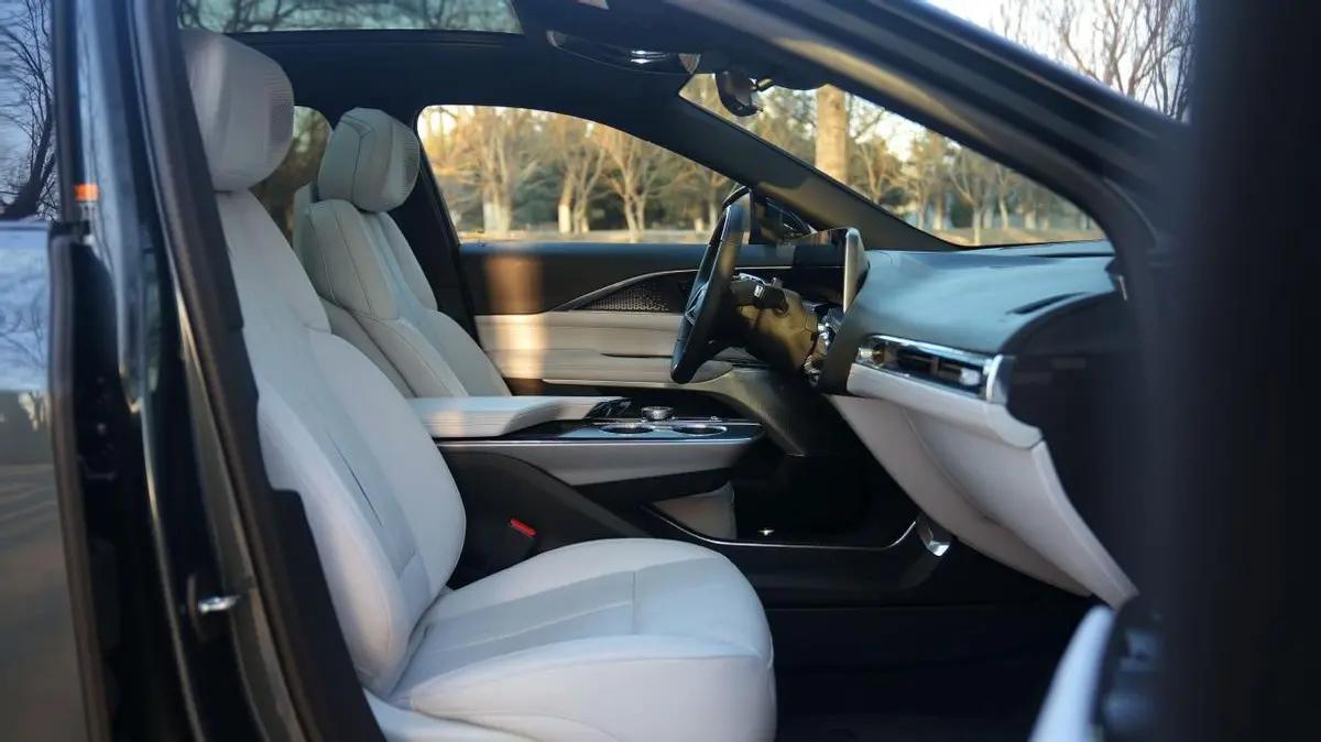 底盘质感好内饰好的轿车,凯迪拉克锐歌试驾视频