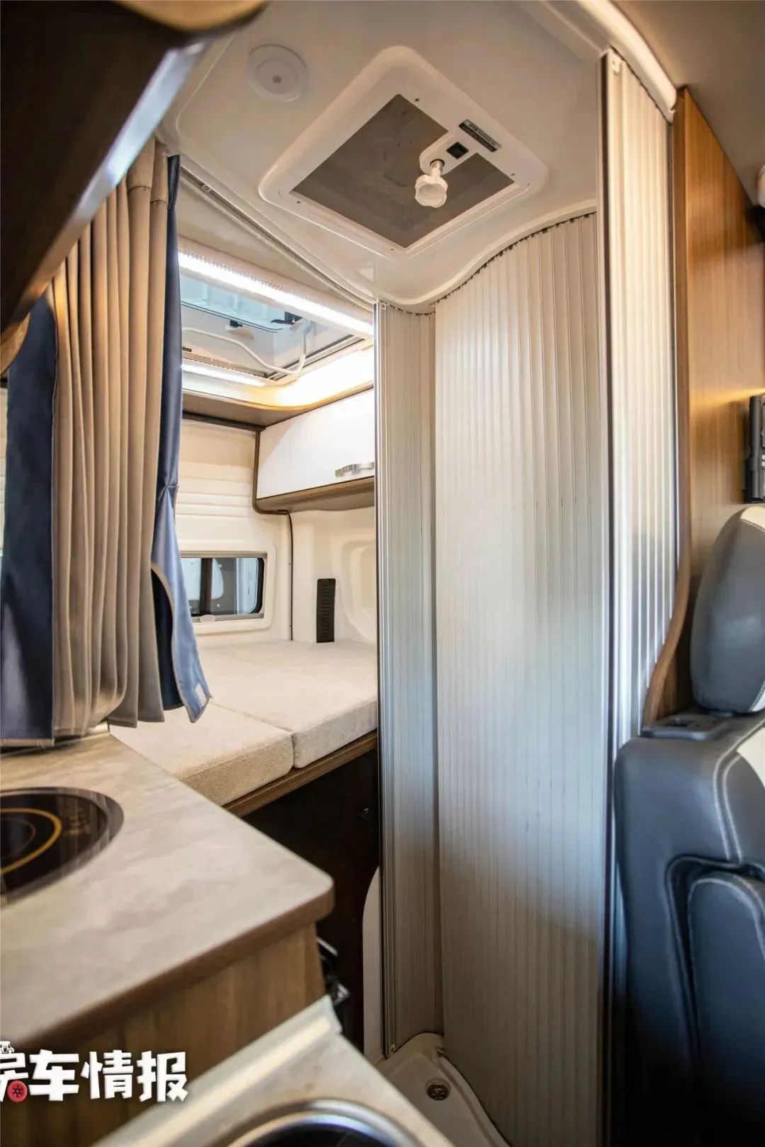 newdaily底盘b型房车,奔驰无中门豪华b型房车底盘