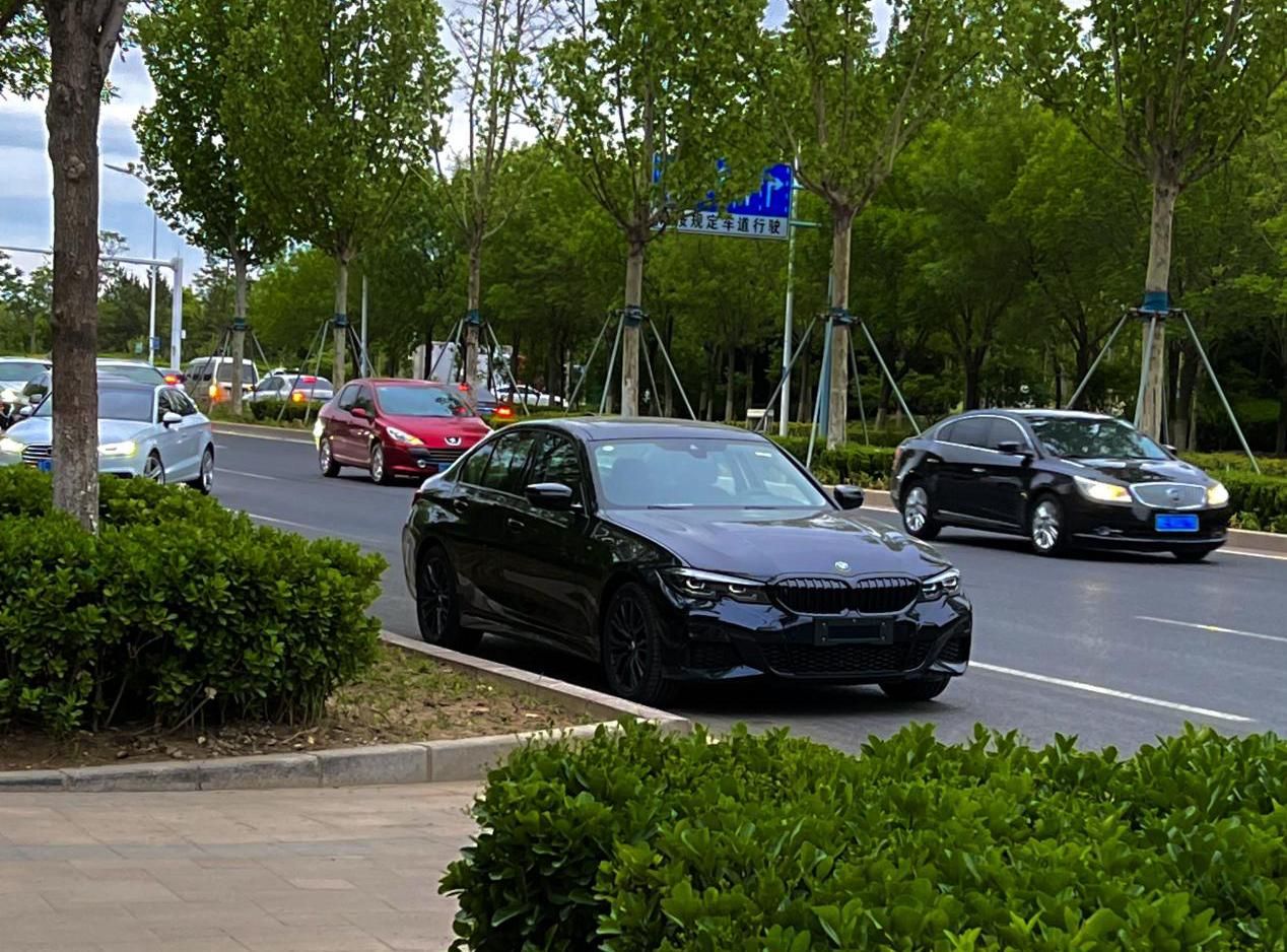 试驾宝马325长轴运动和奔驰c260,宝马325试驾车值得买吗