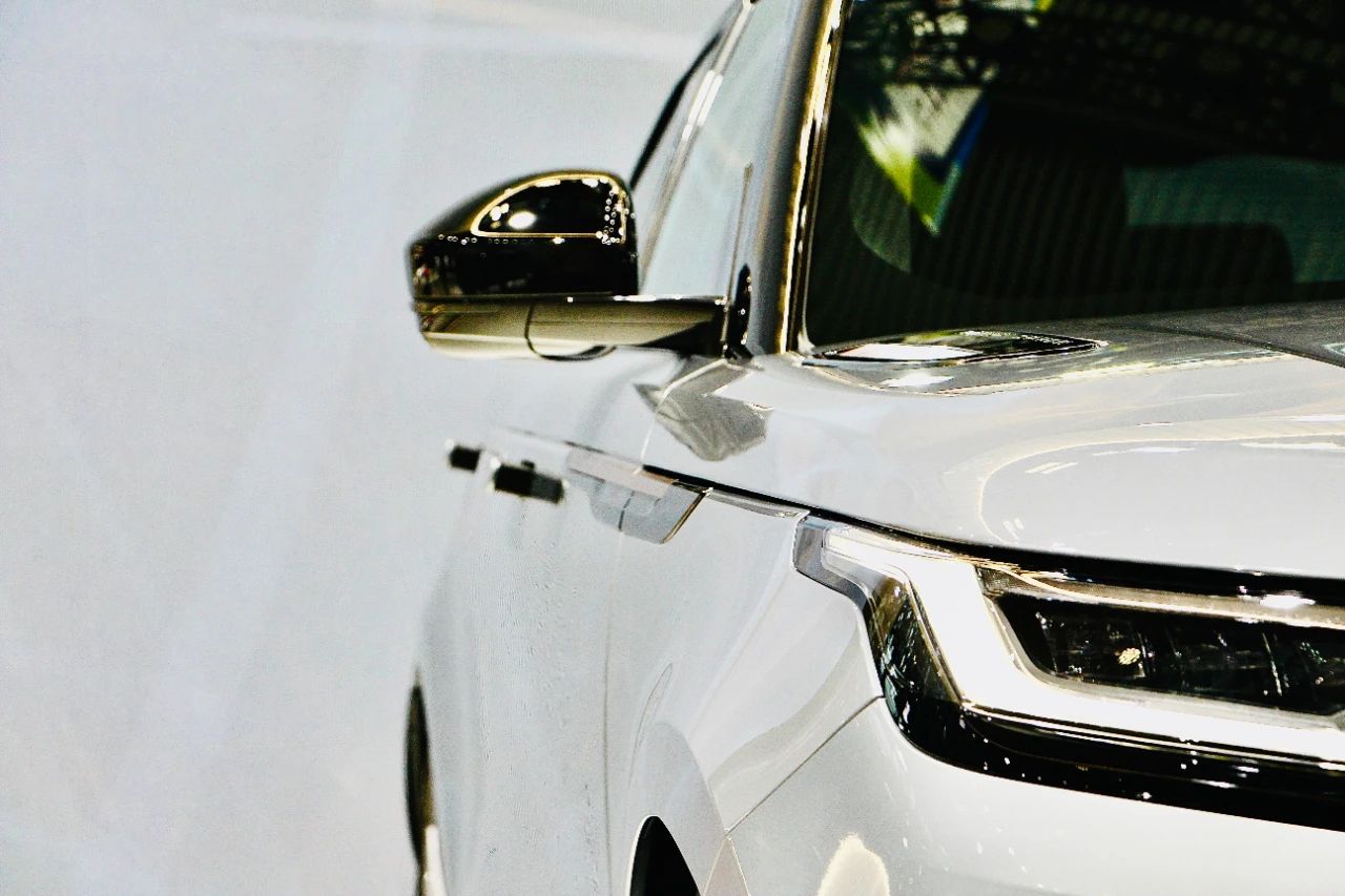 路虎揽胜星脉上市售价小幅上扬,路虎发现运动和星脉价格