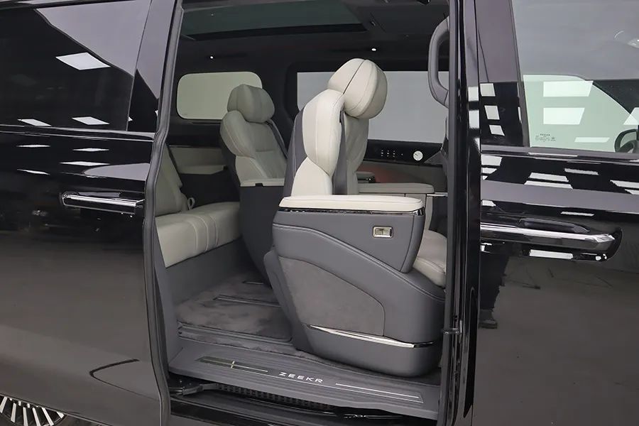 极氪009：前后三排都是主座，开到哪儿都是焦点！