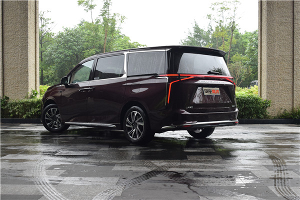 上汽大通g90体验试驾,上汽大通g90高顶七座视频