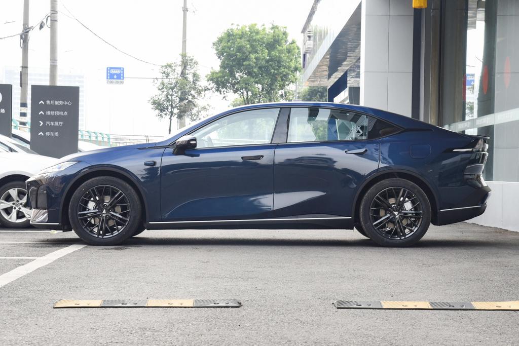 20万国产燃油轿车的王炸,最新款吉利王炸轿车