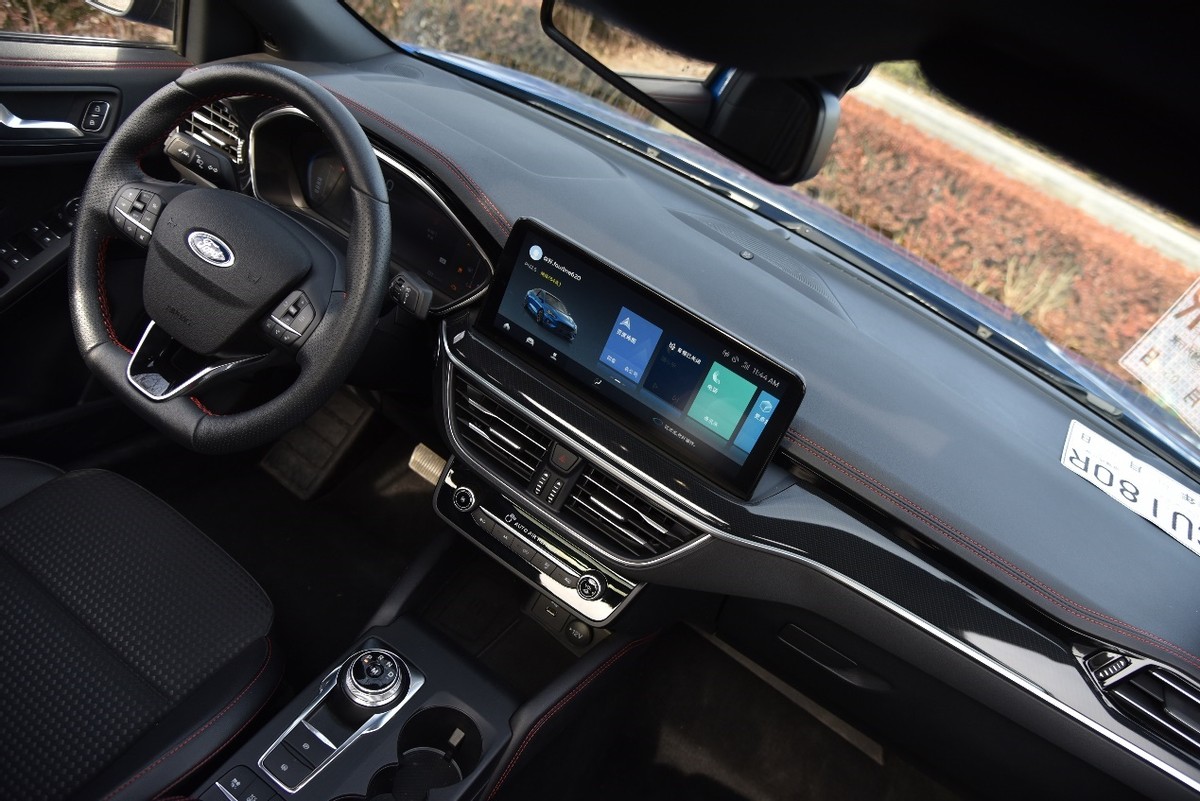 年轻人最合适的运动版车,福克斯两厢st-line8at0-100加速