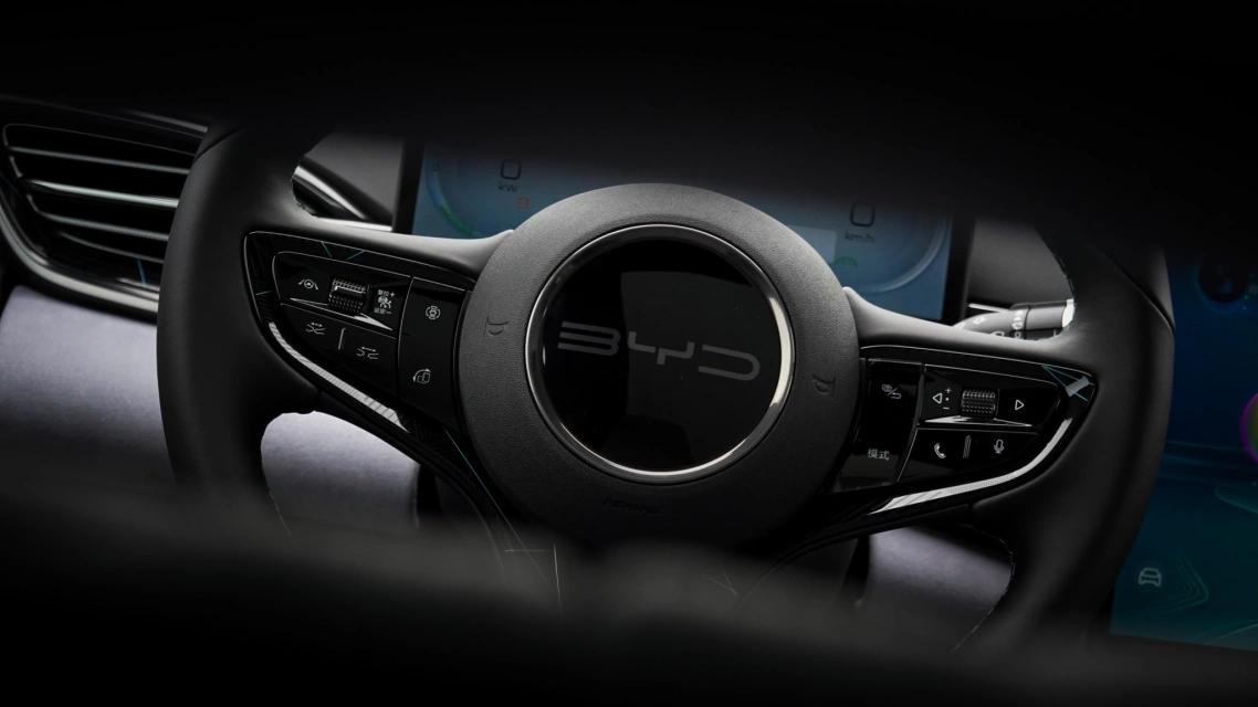 比亚迪海豹技术上的革新,比亚迪推出海豹是在和谁竞争